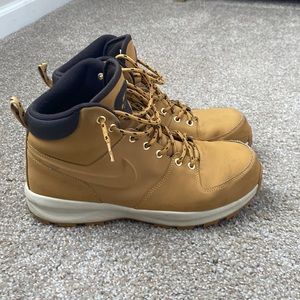 Nike Manoa Boots